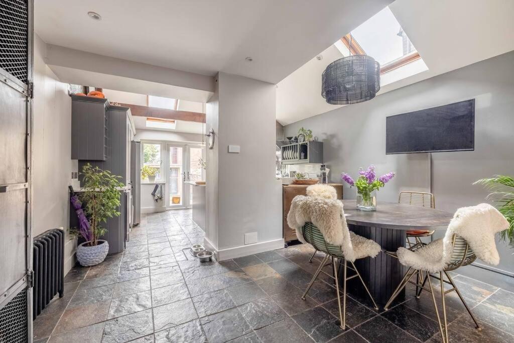 Stylish 2-Bed House With Office And Private Garden Villa Windsor Eksteriør bilde